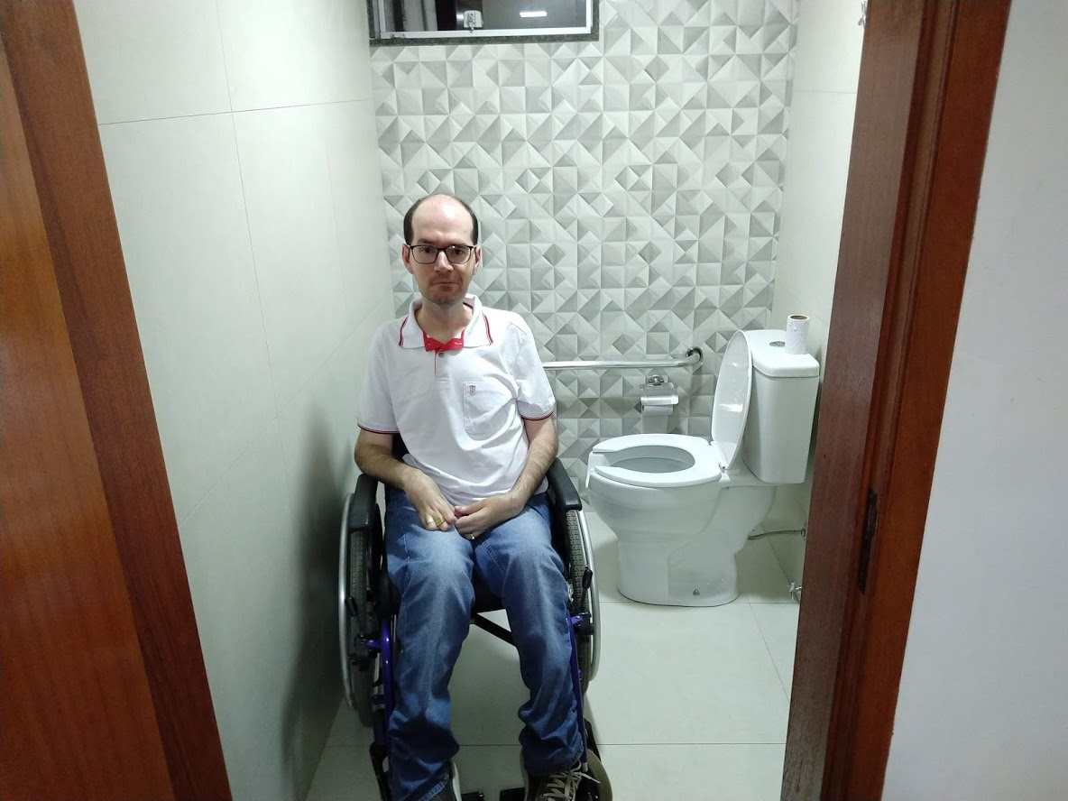 Câmara adapta dois banheiros para pessoas com deficiência