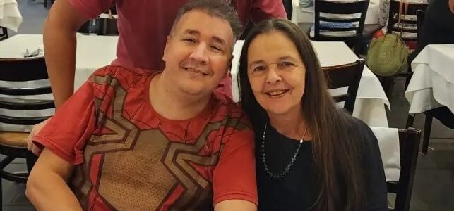 Autista surpreende mãe ao pagar almoço com primeiro salário no litoral de SP